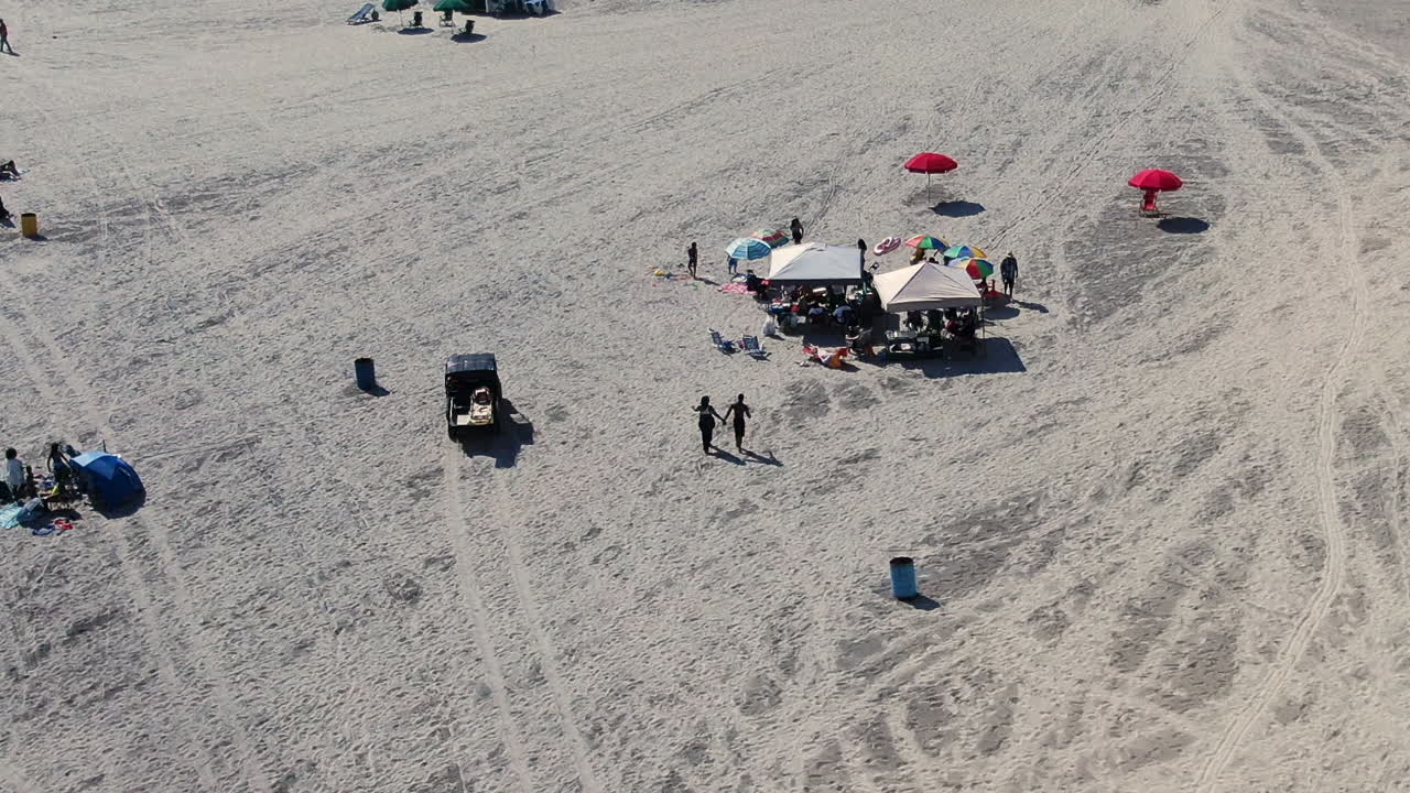 애틀랜틱 시티, 뉴저지 - 비치 샷 - 군중 위로 날아가는 드론