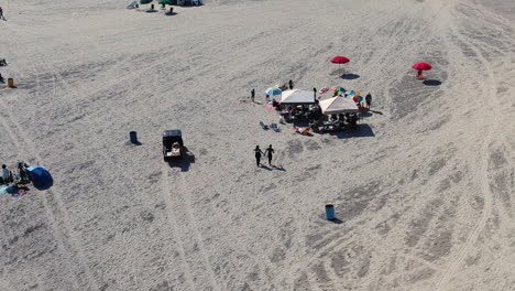 ciudad atlántica, nj - tiro en la playa - dron volando sobre la multitud