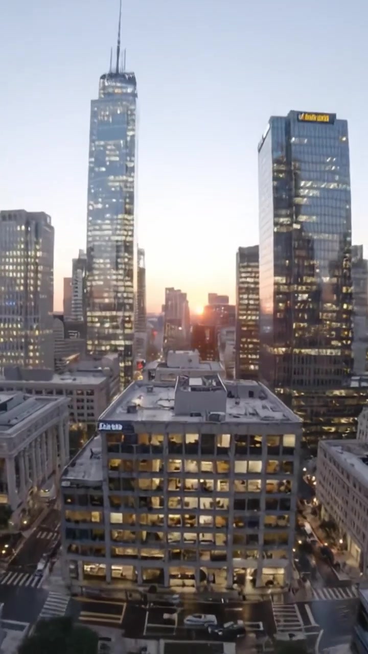 Transizione drammatica di una scena urbana: da un viale nebbioso a uno skyline al tramonto su moderni grattacieli, catturando l'essenza della vita cittadina e della trasformazione