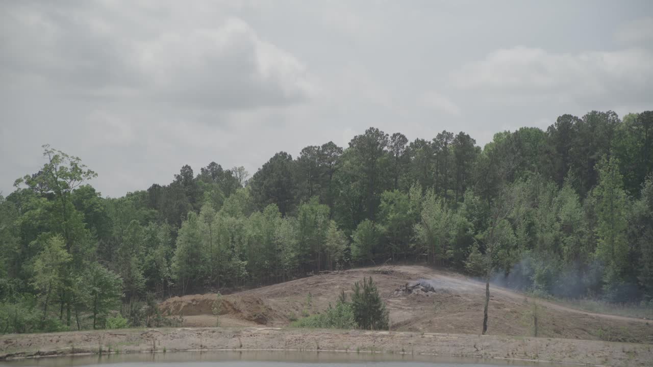 넓은 숲 근처의  ⁇ 에서 캠프 불