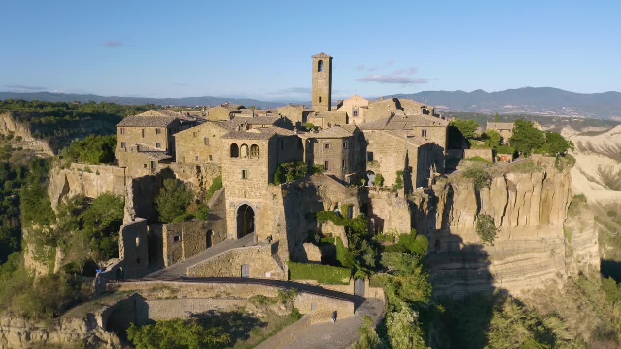 кинематографическая съемка чивита-ди-баньореджо, знаменитого средневекового города, построенного на утесе