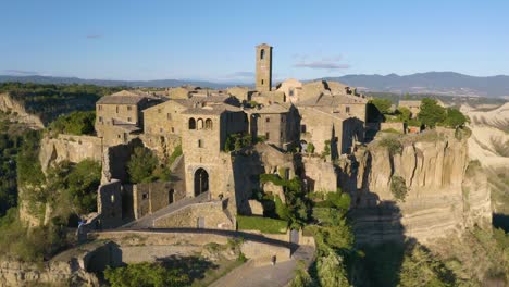 Toma-Cinematográfica-De-Civita-Di-Bagnoregio,-Famosa-Ciudad-Medieval-Construida-Sobre-Un-Acantilado