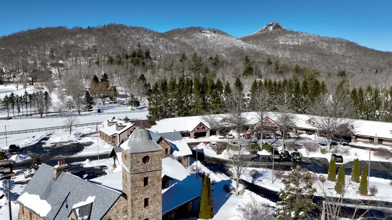 타이네캐슬 공중 추진기 (tynecastle aerial push) 는 미국 노스캐롤라이나주 배너 엘크 (banner elk) 근처에 있다.
