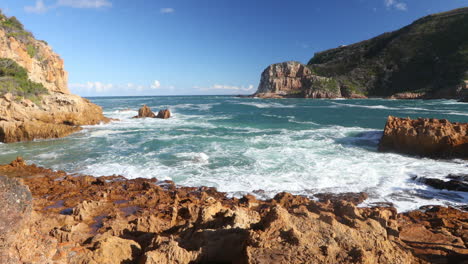 Un-Hermoso-Día-De-Verano-Con-Vistas-A-Las-Cabezas-De-Knysna-Desde-Un-Punto-De-Vista-Del-Océano-índico,-Coney-Glen-Y-El-Estuario