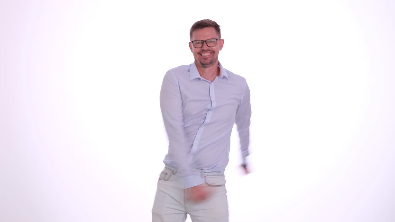 Uomo felice che balla energicamente su sfondo bianco