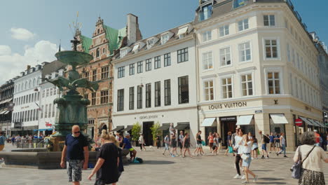 la fuente de la cigüeña se encuentra en amagertorv, en el centro de copenhague, dinamarca