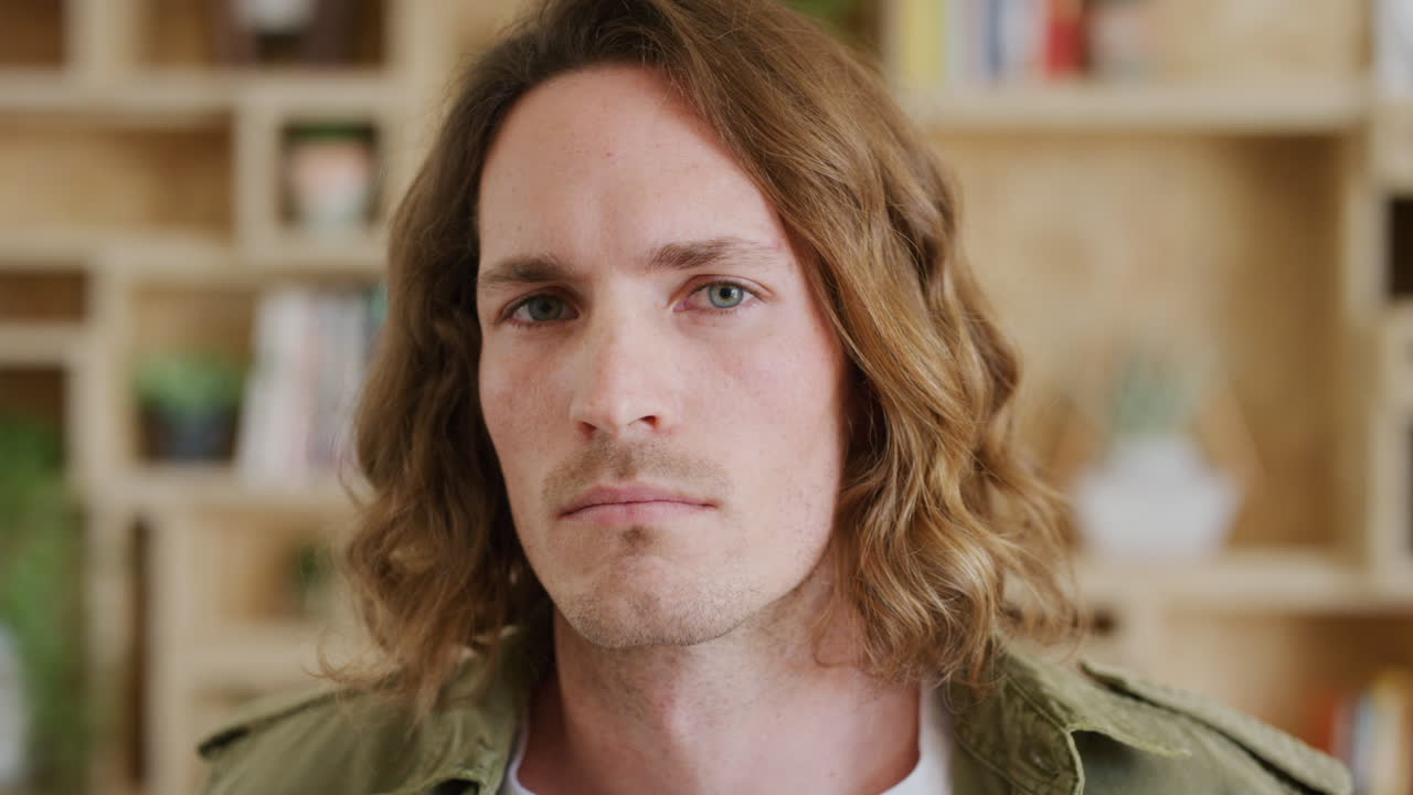 hombre, librería y estudiante universitario listo