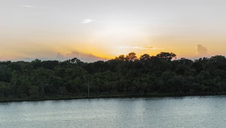 Tiro-De-Grúa-De-La-Puesta-De-Sol-En-Clear-Lake-City,-Texas