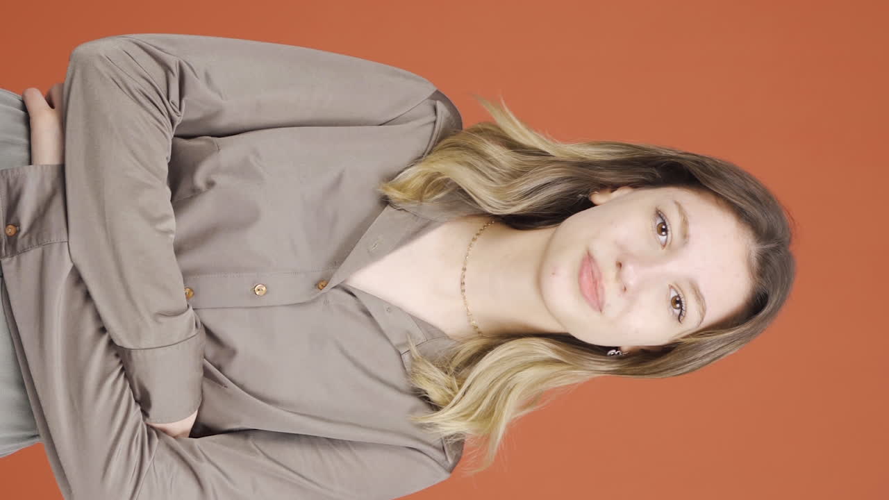 вертикальное видео молодой женщины, которой понравились и одобрили новости, которые она услышала.