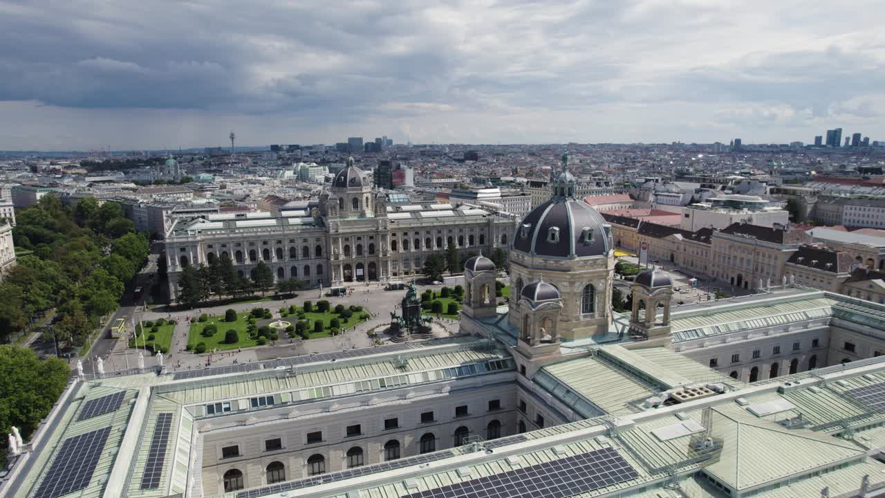 오스트리아 비엔나에 있는 마리아 테레지안 광장 (maria theresienplatz) 의 공중 전망, 자연 역사 박물관과 녹지 공간을 강조합니다.