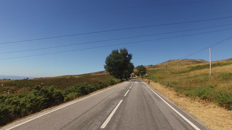 Viaggiare su una strada di campagna in una giornata estiva.