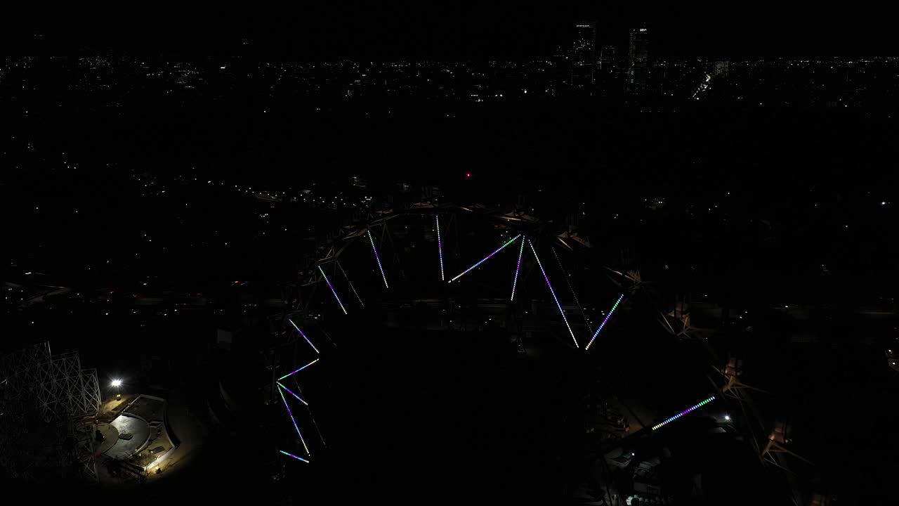 공기: 밤에 멕시코 시의 스카이라인과 함께 페리스  ⁇ 을 드러내는