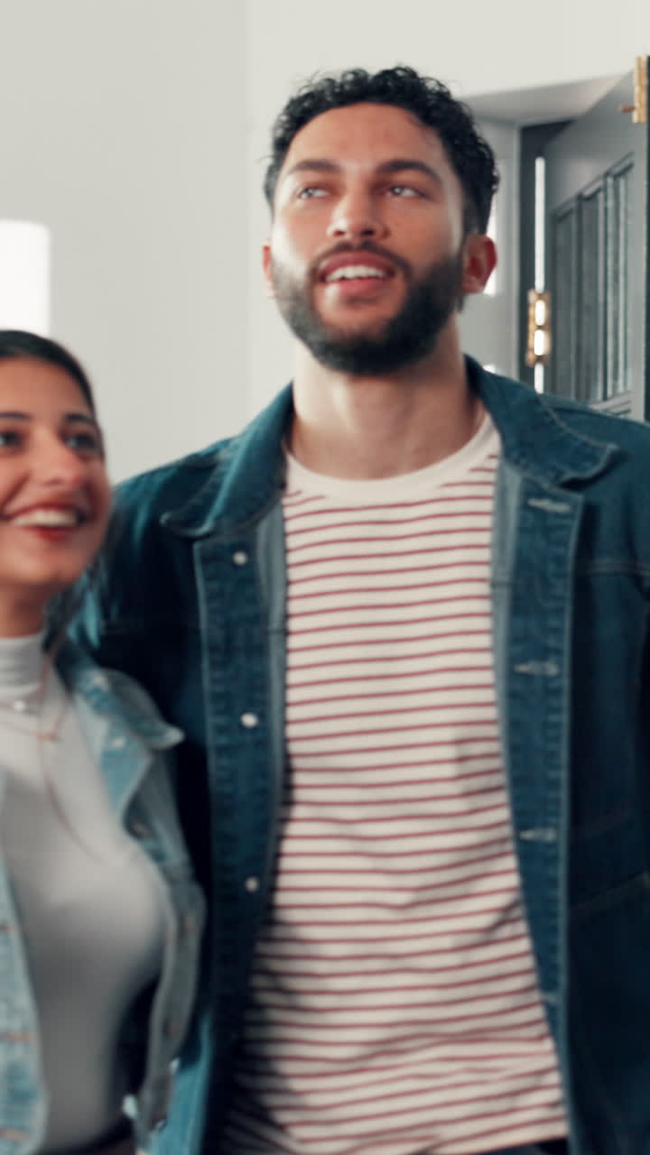 Joven pareja feliz entrando en su nueva casa