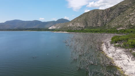 sobrevuelo aéreo del lago enriquillo, un gran lago salado en la república dominicana