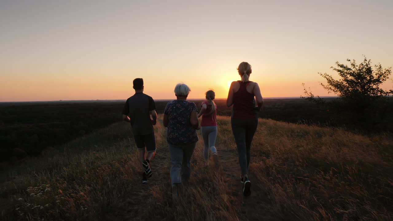 En familie på fire jogger sammen: bedstemor, mor, far og baby.