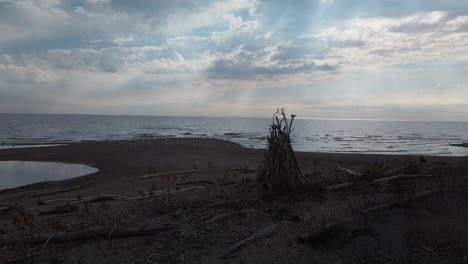 el establecimiento de la toma con una inclinación vacía en una playa estéril