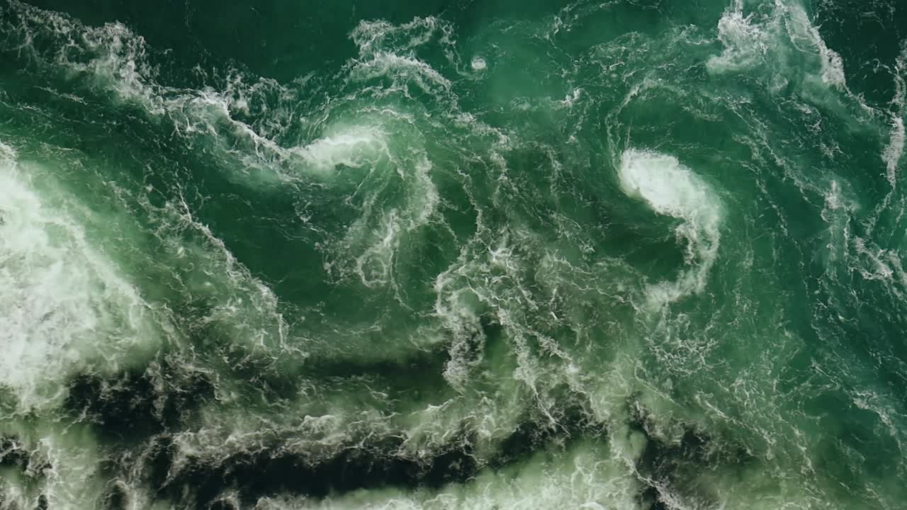 las olas de agua del río y el mar se encuentran durante la marea alta y la marea baja.