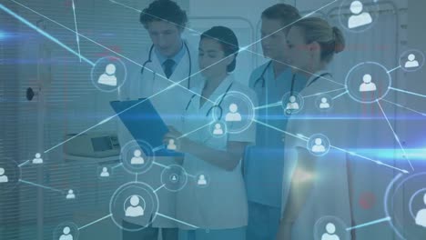 animación de iconos de perfil conectados con líneas sobre médicos caucásicos discutiendo un informe médico