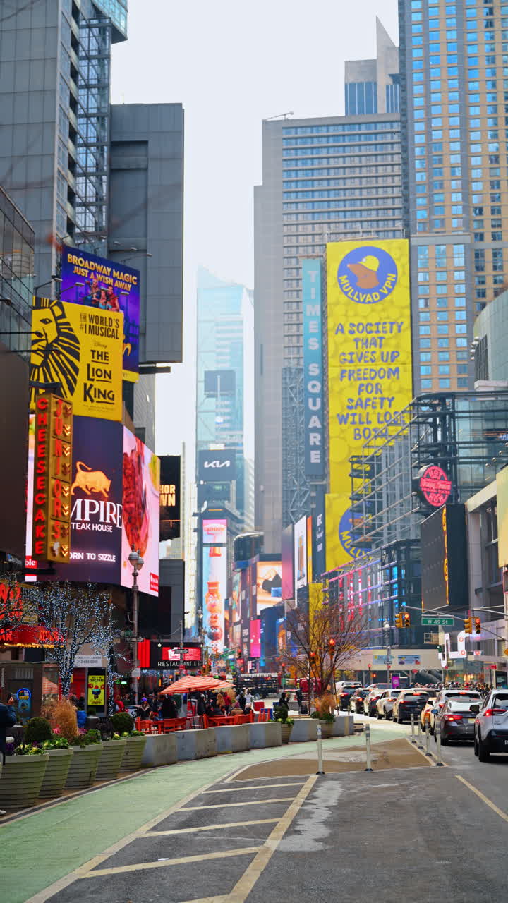 New York, USA, 12 dicembre 2025: traffico e cartelloni pubblicitari a Times Square. Scena di traffico intenso a Times Square con cartelloni pubblicitari colorati