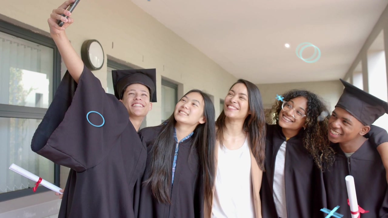 Un laureato a sinistra alza il telefono per un selfie di laurea, gli amici si avvicinano, coriandoli passano davanti ai volti, sfumando.