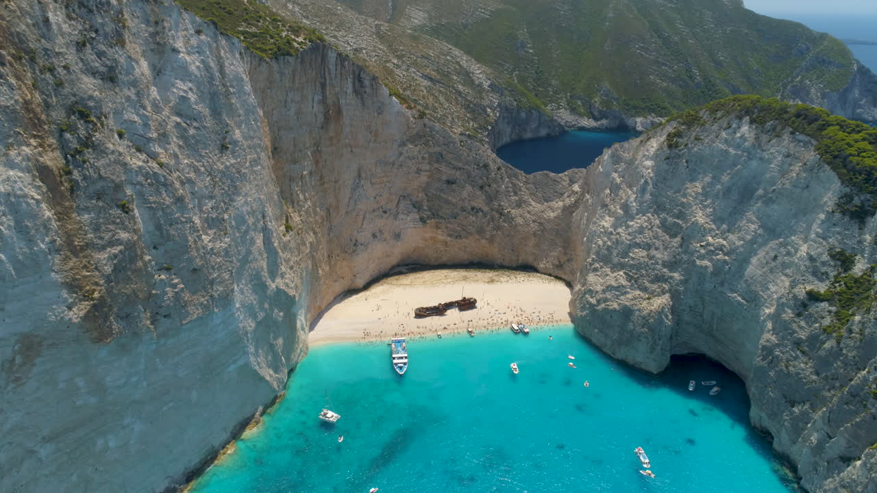 disparo de drones volando hacia la famosa bahía de naufragios en zakynthos, grecia, 4k uhd