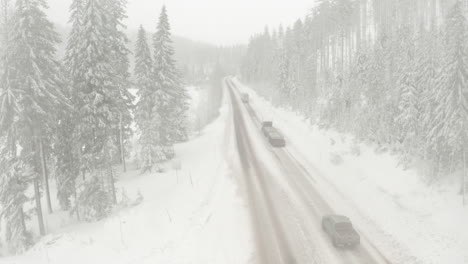 toma aérea descendente de camiones conduciendo a través de condiciones de nieve