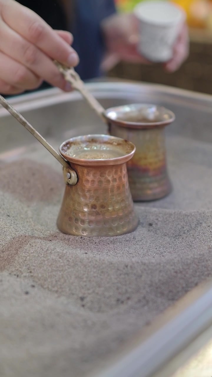 Tradisjonell tyrkisk kaffebrygging i varm sand
