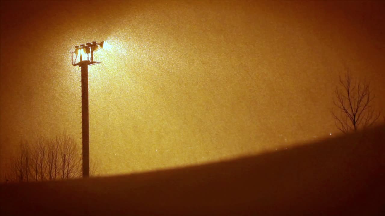 밤에 도시에 비가 내린다.