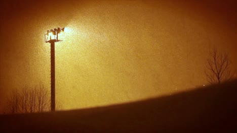 la lluvia cae sobre una ciudad por la noche