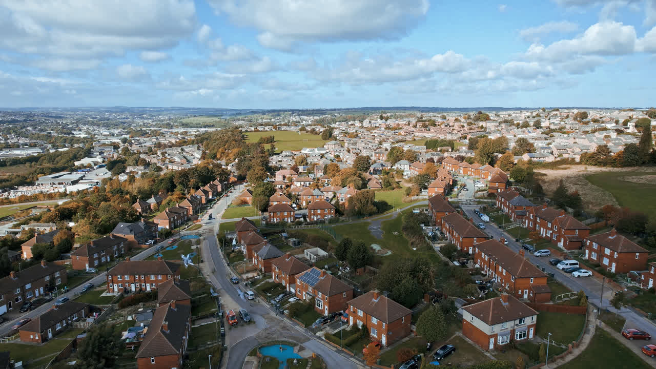 vista aérea de una ciudad típica del reino unido, barrio suburbano sembrando viviendas, jardines y carreteras