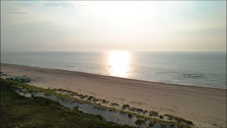 Luftaufnahme-Nähert-Sich-Dem-Sonnenuntergang-Am-Monster-Beach,-Niederlande