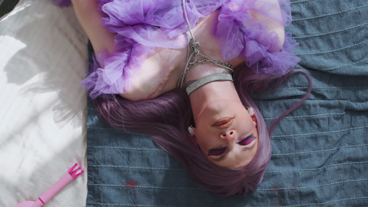 человек, лежащий на кровати