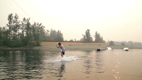 Mann-Beim-Wakeboarden-Im-Fluss-4k