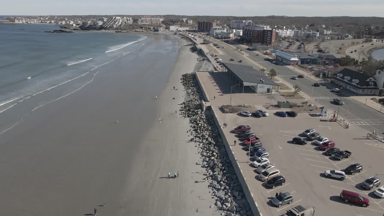 cámara lenta aérea de la playa de nantasket, casco, mamá mostrando el pabellón del quiosco a la derecha del clip