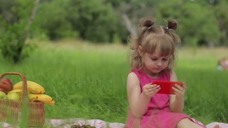 Fin-De-Semana-De-Picnic.-Chica-En-Pradera-De-Hierba-Juega-Juegos-En-Línea-En-El-Teléfono-Móvil.-Red-Social,-Chateando