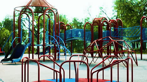 Leerer-Spielplatz-Im-Park