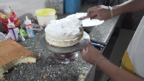 un pastelero haciendo una base de pastel, vierte la crema en un molde para pasteles 4k