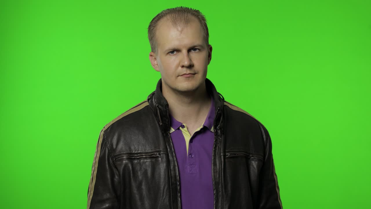 hombre mostrando los pulgares hacia arriba señal, sonriendo, riendo, satisfecho con excelente resultado, buen servicio