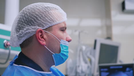 médico en el quirófano