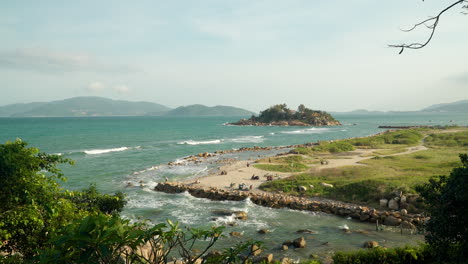 Vista-Superior-Desde-El-Salón-De-Actos-De-Hon-Chong-A-Través-De-árboles-Tropicales-En-La-Playa-De-La-Bahía-De-Nha-Trang-Y-La-Isla-De-Hon-Do