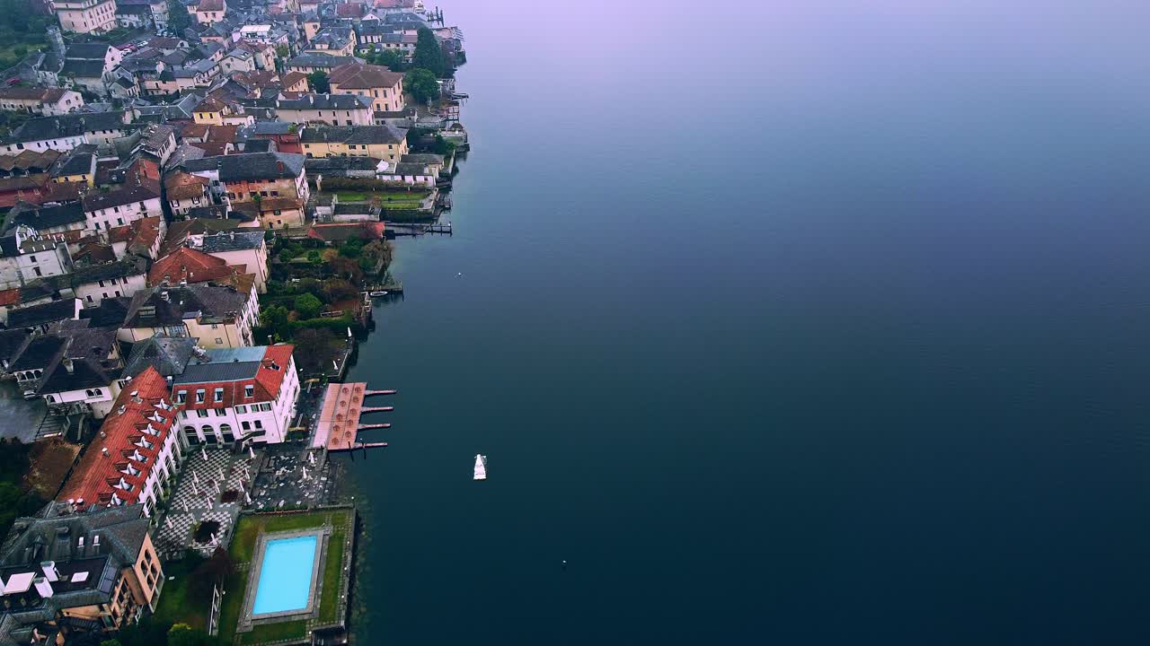 이탈리아 오르타 호수 옆 오르타 산 줄리오 주택