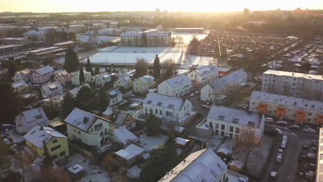 Antena:-Casas-Cubiertas-De-Hermosa-Nieve-Blanca,-Soleada,-Invierno,-Alemania