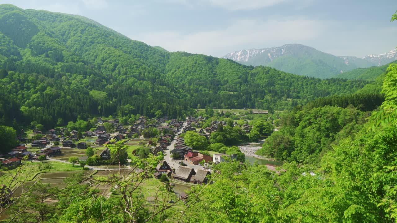 vista idílica de la histórica aldea japonesa de shirakawago en la prefectura de gifu, japón