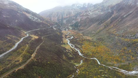 vista asombrosa sobre la carretera alpina de alta montaña de grimselpass y los alpes suizos en el fondo