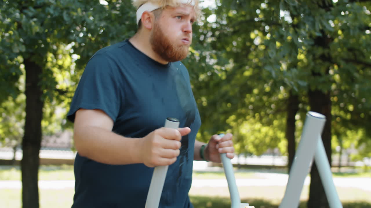 hombre con sobrepeso usando una máquina de caminar mientras se entrena en el parque