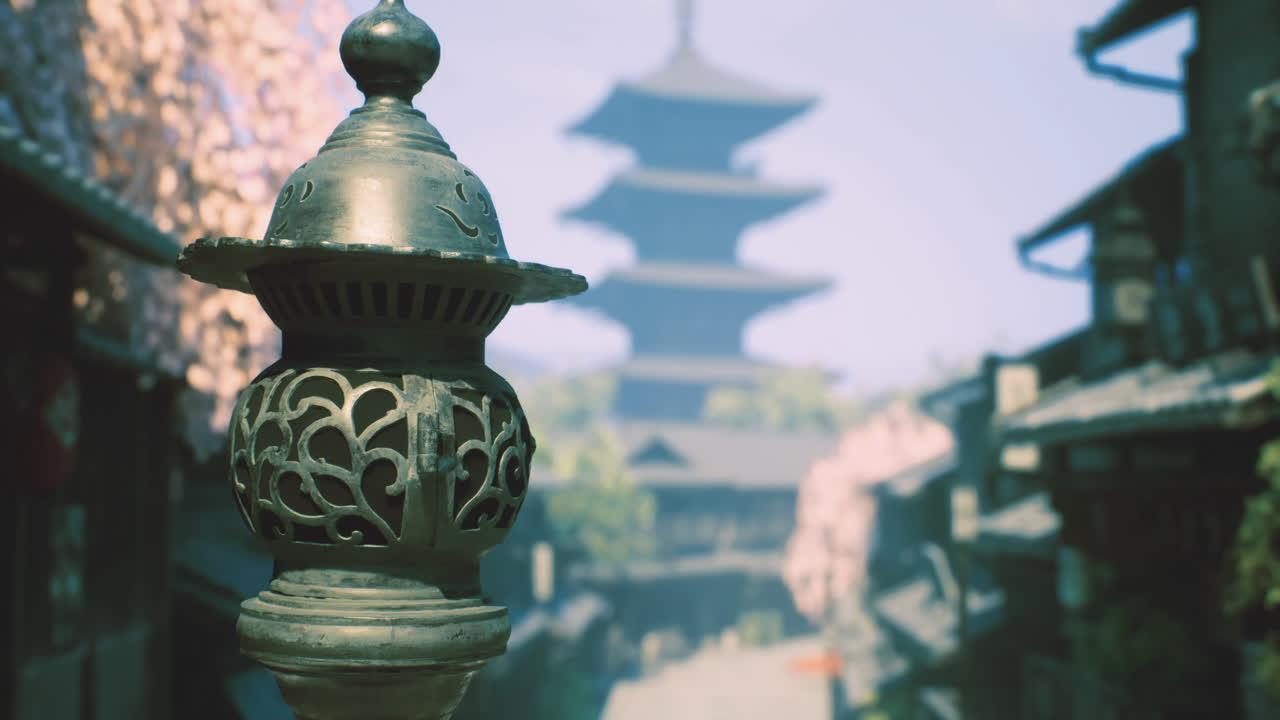 linterna japonesa con pagoda y flores de cerezo detrás de ella