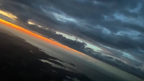 vista aérea desde una cabina durante un giro a la izquierda sobre la isla de menorca durante el amanecer