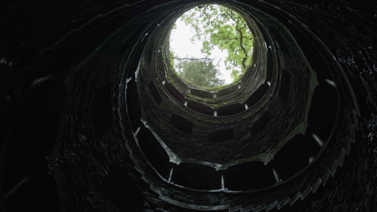 어 속으로 내려가는 것: 신비한 나선형 우물을 탐구하는 것