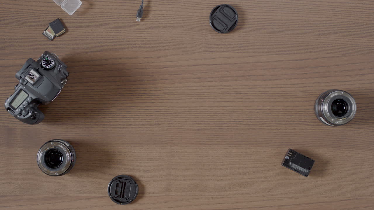 toma cenital del equipo de cámara, equipo dslr, sobre una superficie de madera