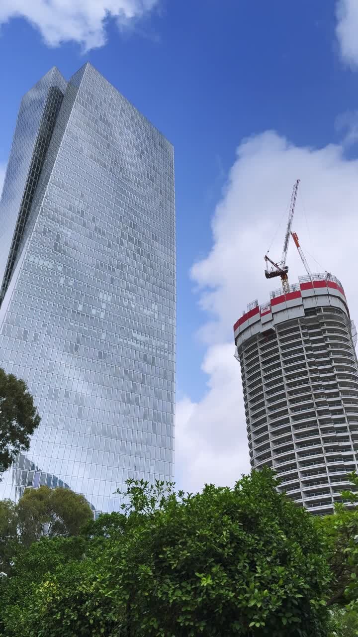 Un edificio alto con una grúa en la parte superior